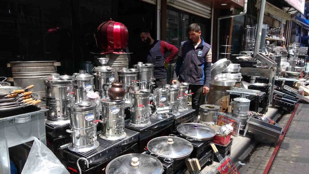 Van'daki sobacılar çarşısında mangal ve semaver üretimi arttı