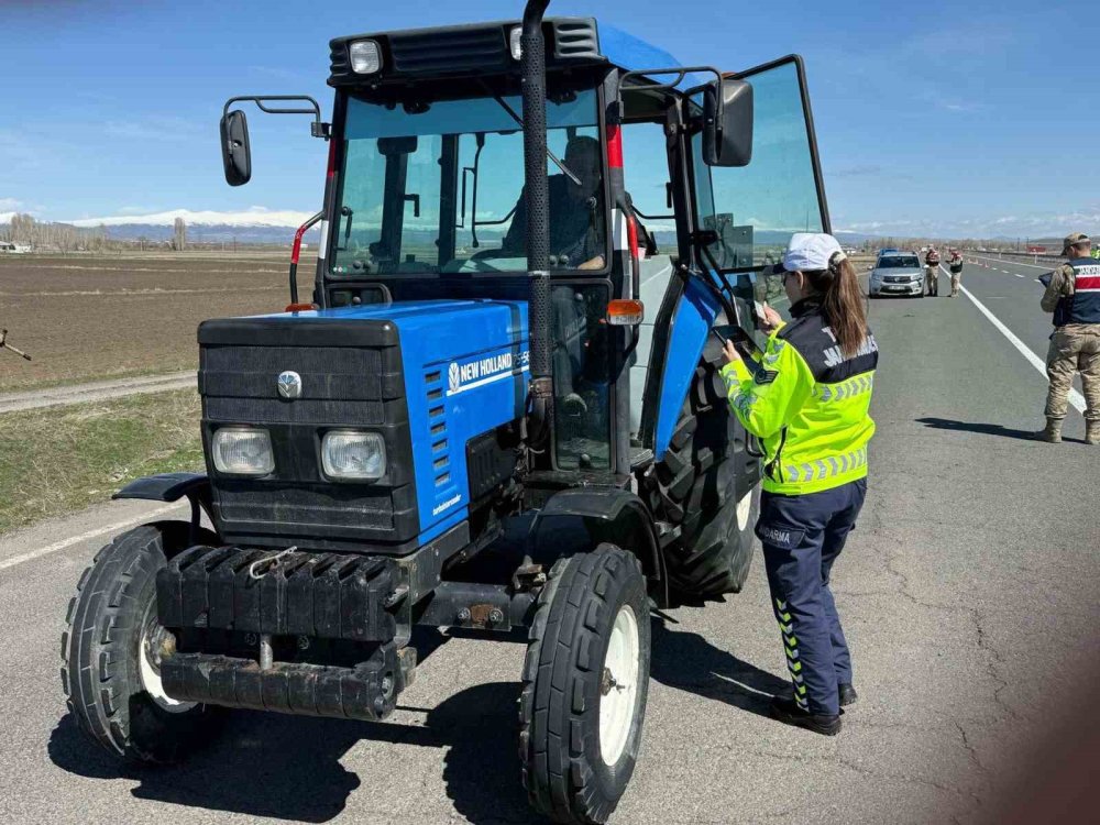 Ağrı’da jandarmadan trafik denetimi: 7 gözaltı
