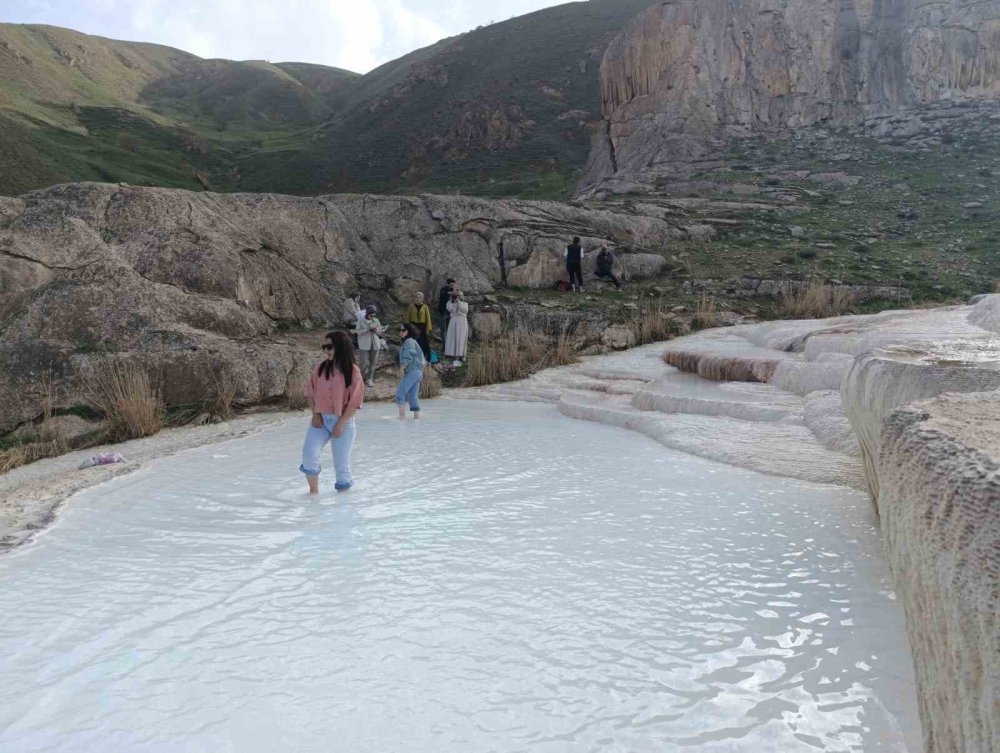 Başkale'nin travertenlerine ziyaretçi akını