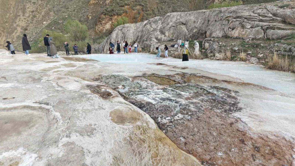 Başkale'nin travertenlerine ziyaretçi akını