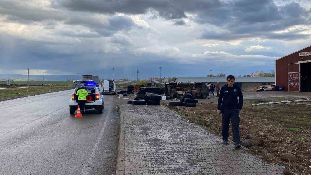 Karlıova'da iki araç çarpıştı: 2’si ağır 7 yaralı