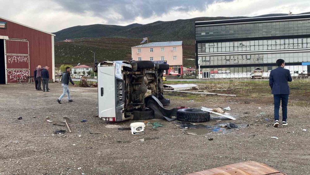 Karlıova'da iki araç çarpıştı: 2’si ağır 7 yaralı