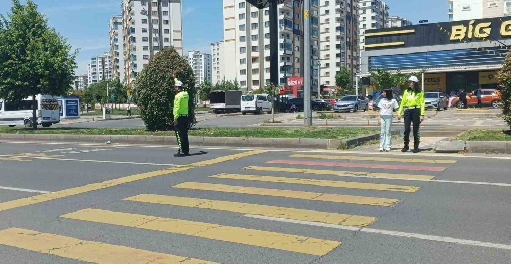 Kayapınar’da Trafik Haftası’nda çocuklara kurallar anlatıldı