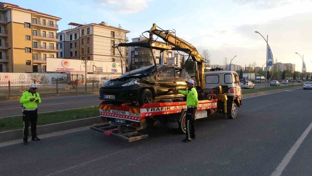 Malatya’da kontrolden çıkan otomobil refüje çarptı: 1 kişi yaralandı