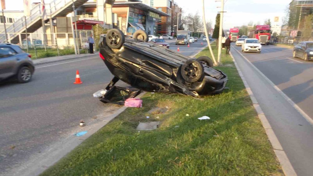 Malatya’da kontrolden çıkan otomobil refüje çarptı: 1 kişi yaralandı