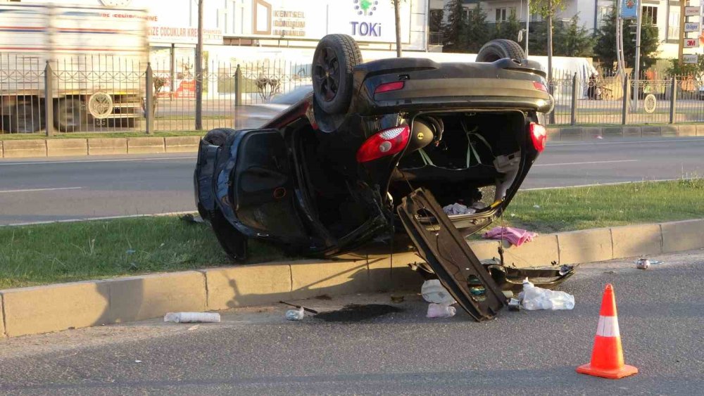 Malatya’da kontrolden çıkan otomobil refüje çarptı: 1 kişi yaralandı