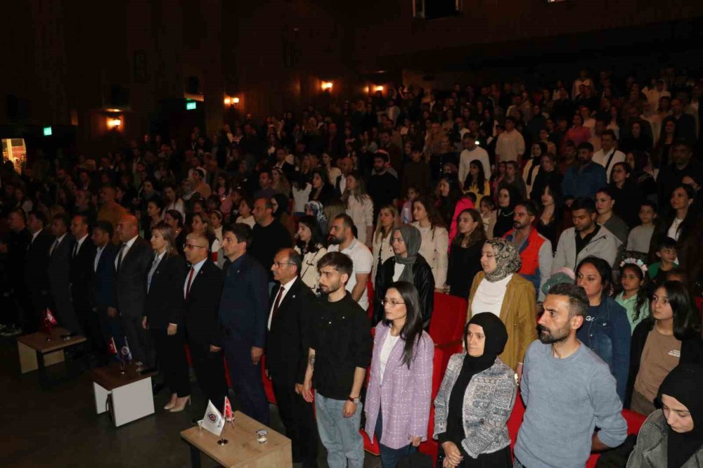 Van'da minik öğrenciler performansları ile mest etti