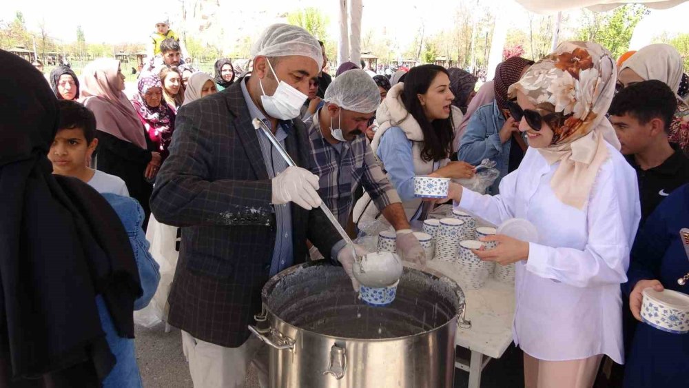 Van’daki Hıdırellez etkinliği renkli görüntülere sahne oldu