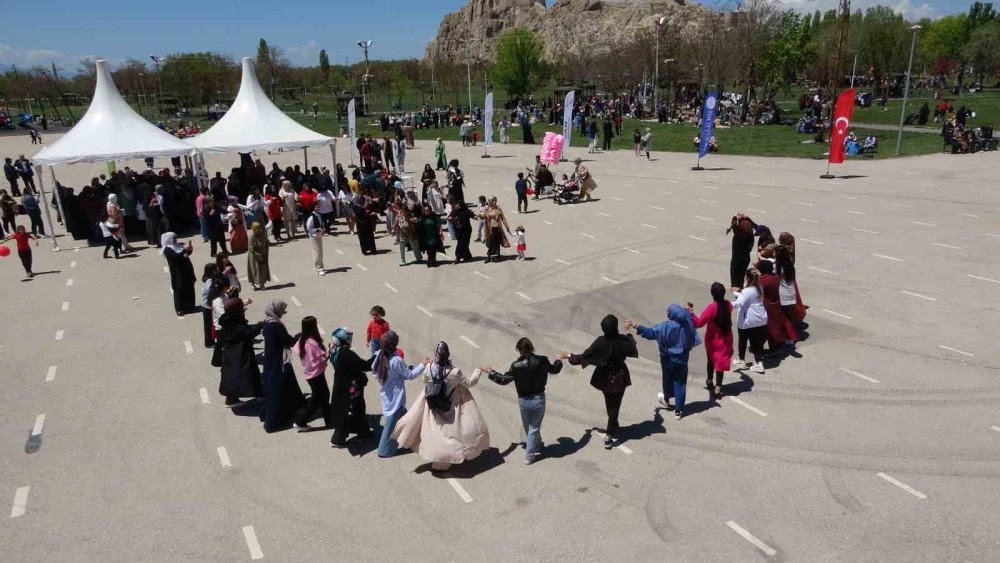 Van’daki Hıdırellez etkinliği renkli görüntülere sahne oldu