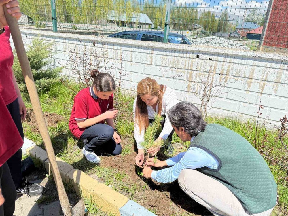 "Bugün Diktiğin Ağaç Seninle Büyüsün" etkinliği