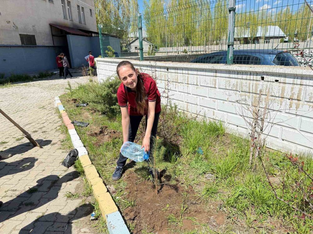 "Bugün Diktiğin Ağaç Seninle Büyüsün" etkinliği