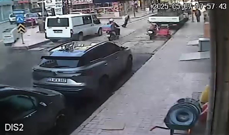 Dengesini kaybedip düşen yaşlı adama motosiklet çarptı