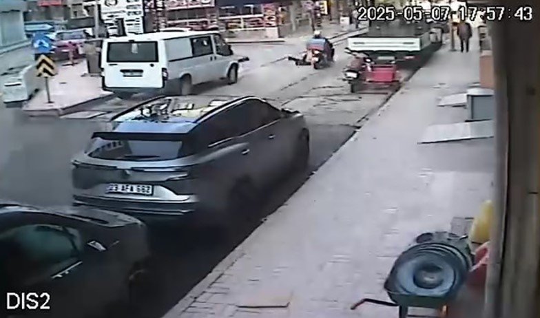 Dengesini kaybedip düşen yaşlı adama motosiklet çarptı