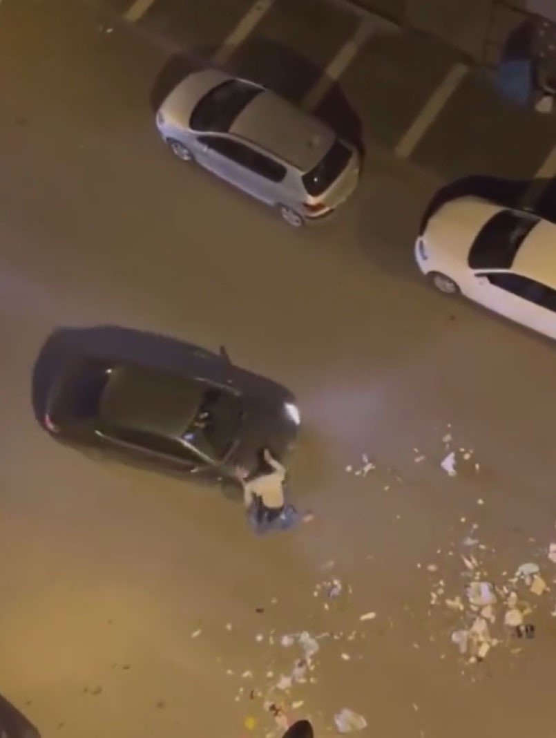 Diyarbakır’da bir şahıs çöpleri dağıtıp yoldan geçen otomobile saldırdı