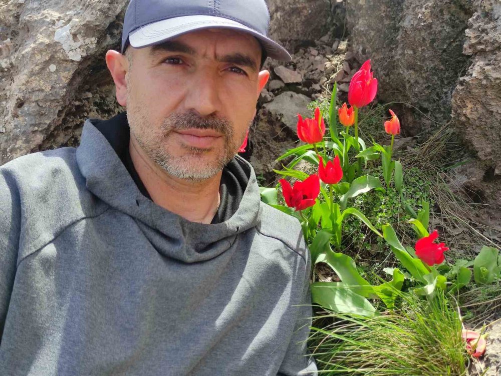 Muş Lalesi Sason dağlarını kırmızıya bürüdü
