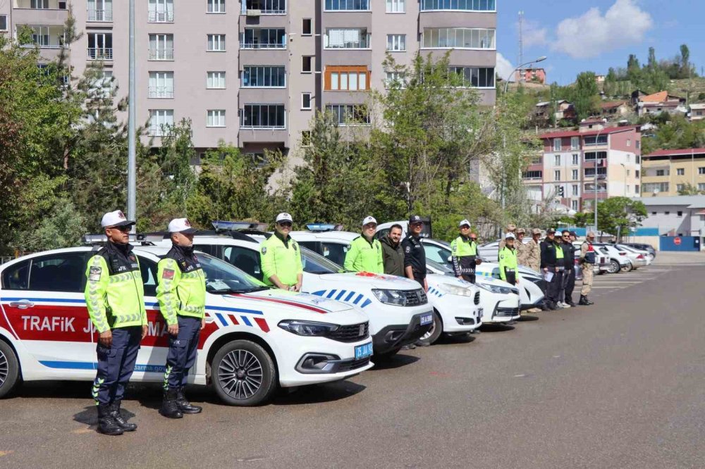 Sürücülere çikolata ve kolonya ikramlı trafik denetimi