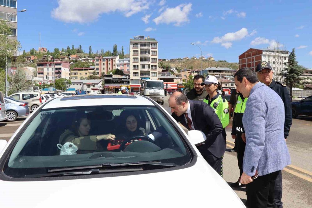 Sürücülere çikolata ve kolonya ikramlı trafik denetimi