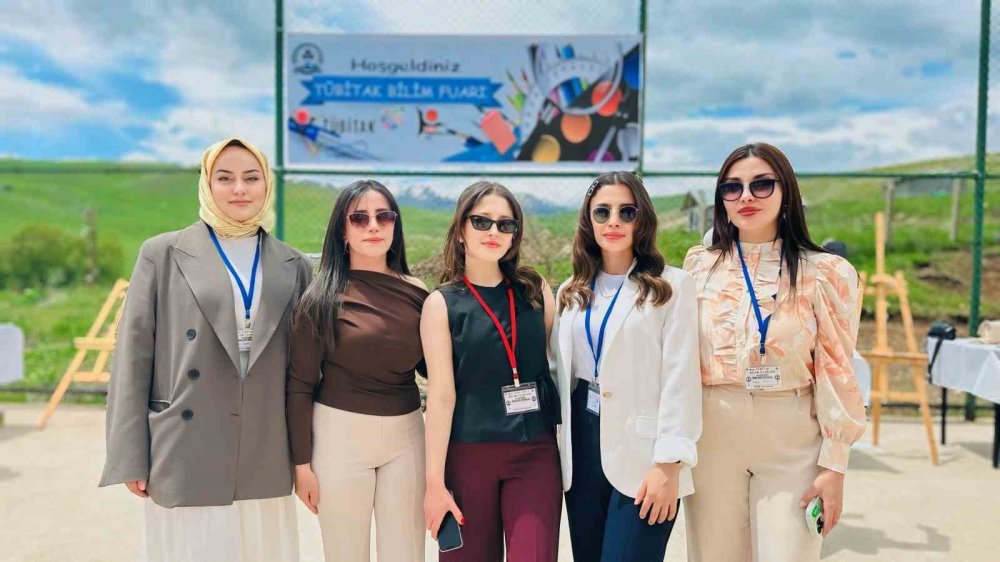 Suüstü köyünde TÜBİTAK 4006 Bilim Fuarı düzenlendi