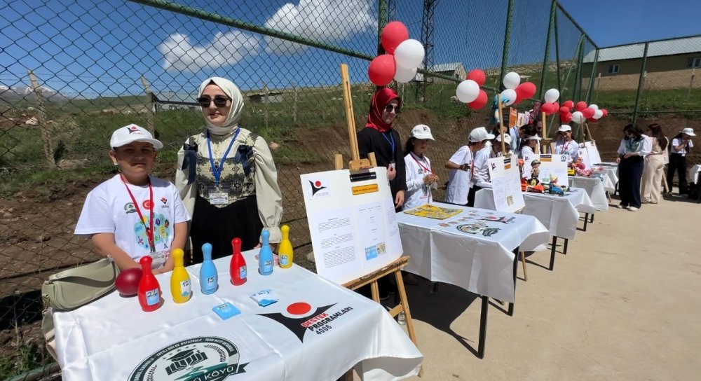 Suüstü köyünde TÜBİTAK 4006 Bilim Fuarı düzenlendi