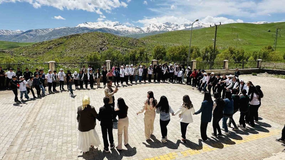 Suüstü köyünde TÜBİTAK 4006 Bilim Fuarı düzenlendi