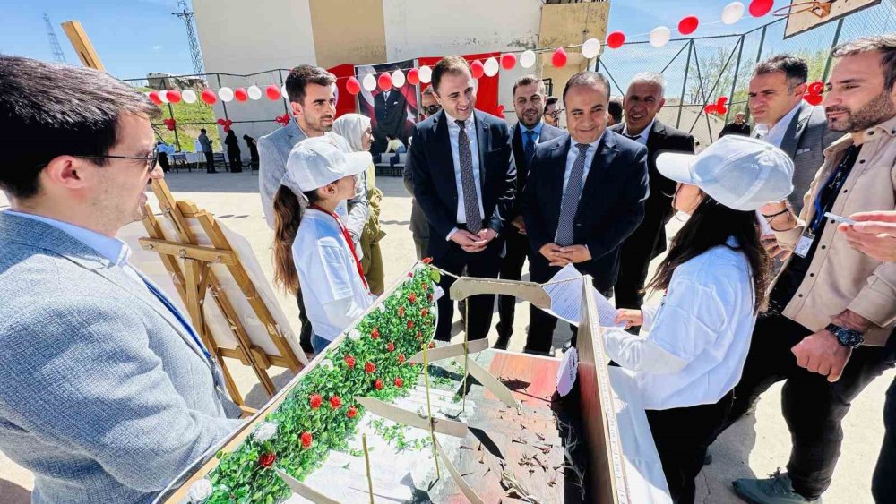 Suüstü köyünde TÜBİTAK 4006 Bilim Fuarı düzenlendi