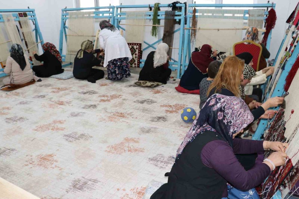 Van'da kilimler kadınların eliyle sonraki nesillere aktarılıyor