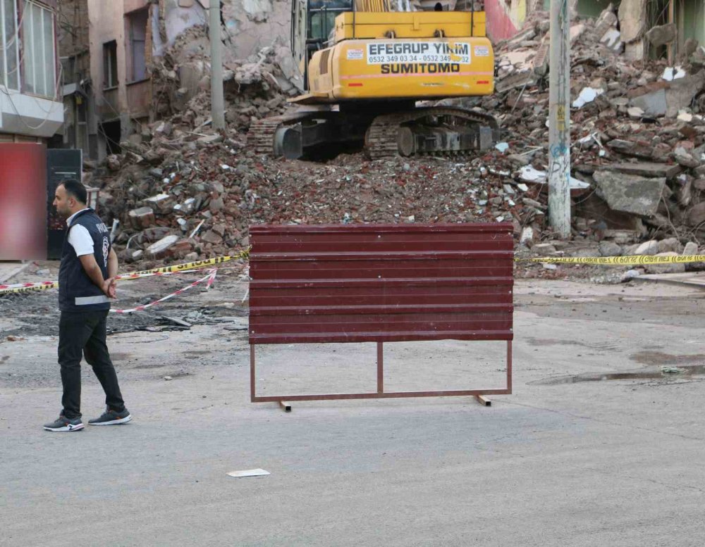 Depremden hasar gören yapıların yıkımı devam ediyor