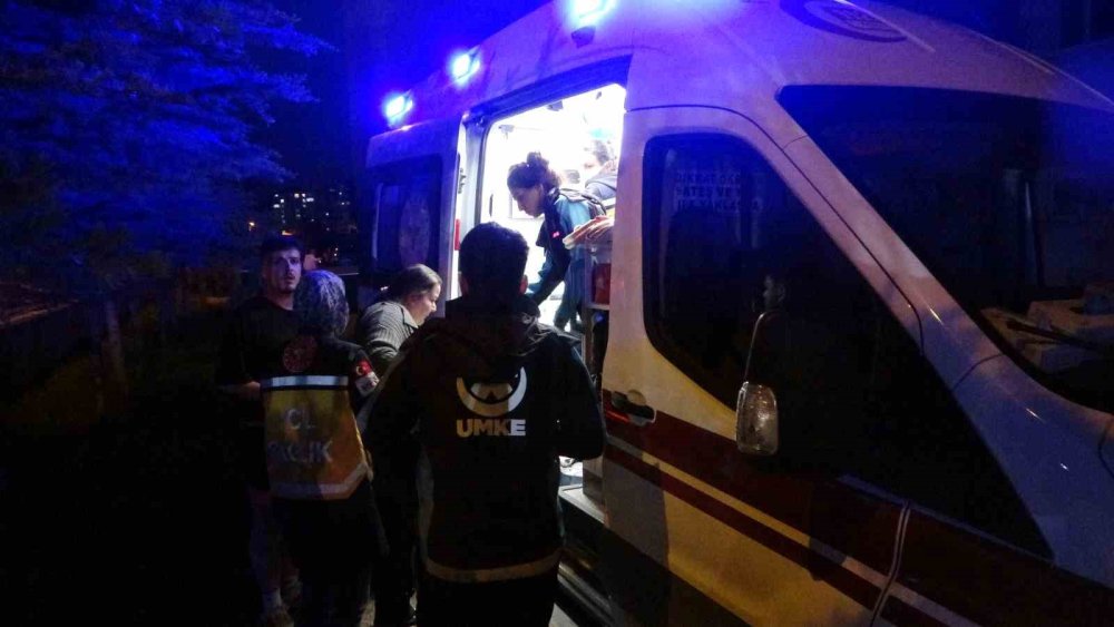 Malatya’da bir apartmanda çıkan yangında 11 kişi dumandan etkilendi