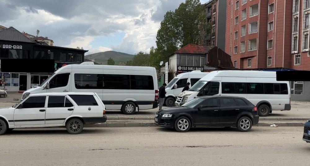 Yüksekova’da kaldırımlar otoparka döndü