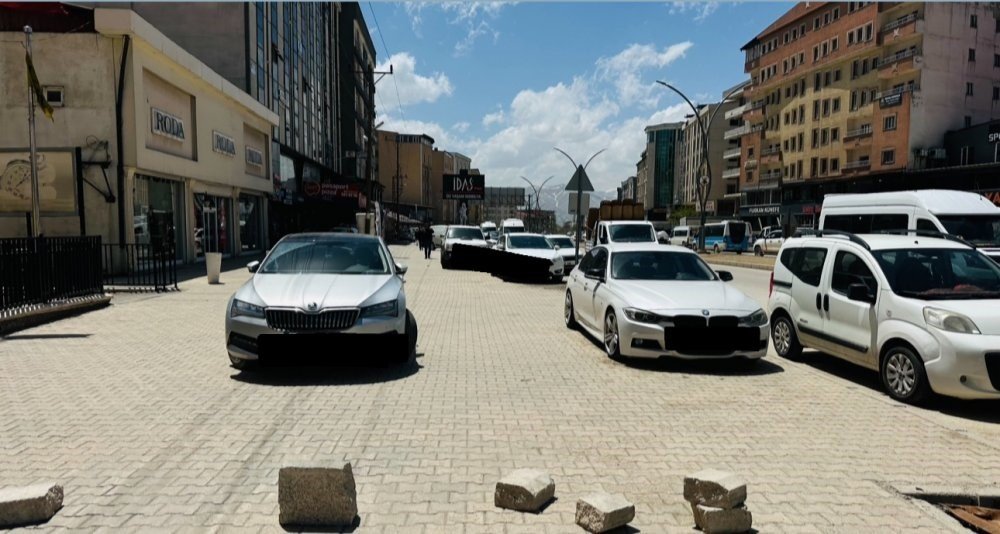 Yüksekova’da kaldırımlar otoparka döndü