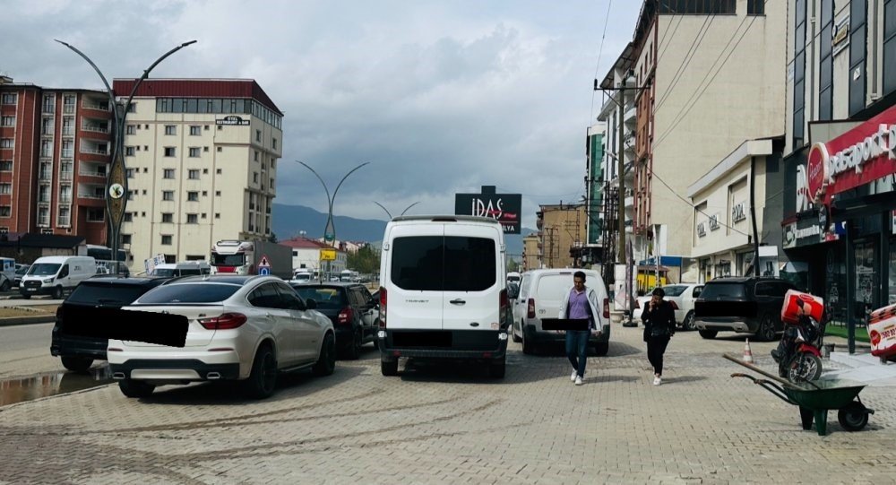 Yüksekova’da kaldırımlar otoparka döndü