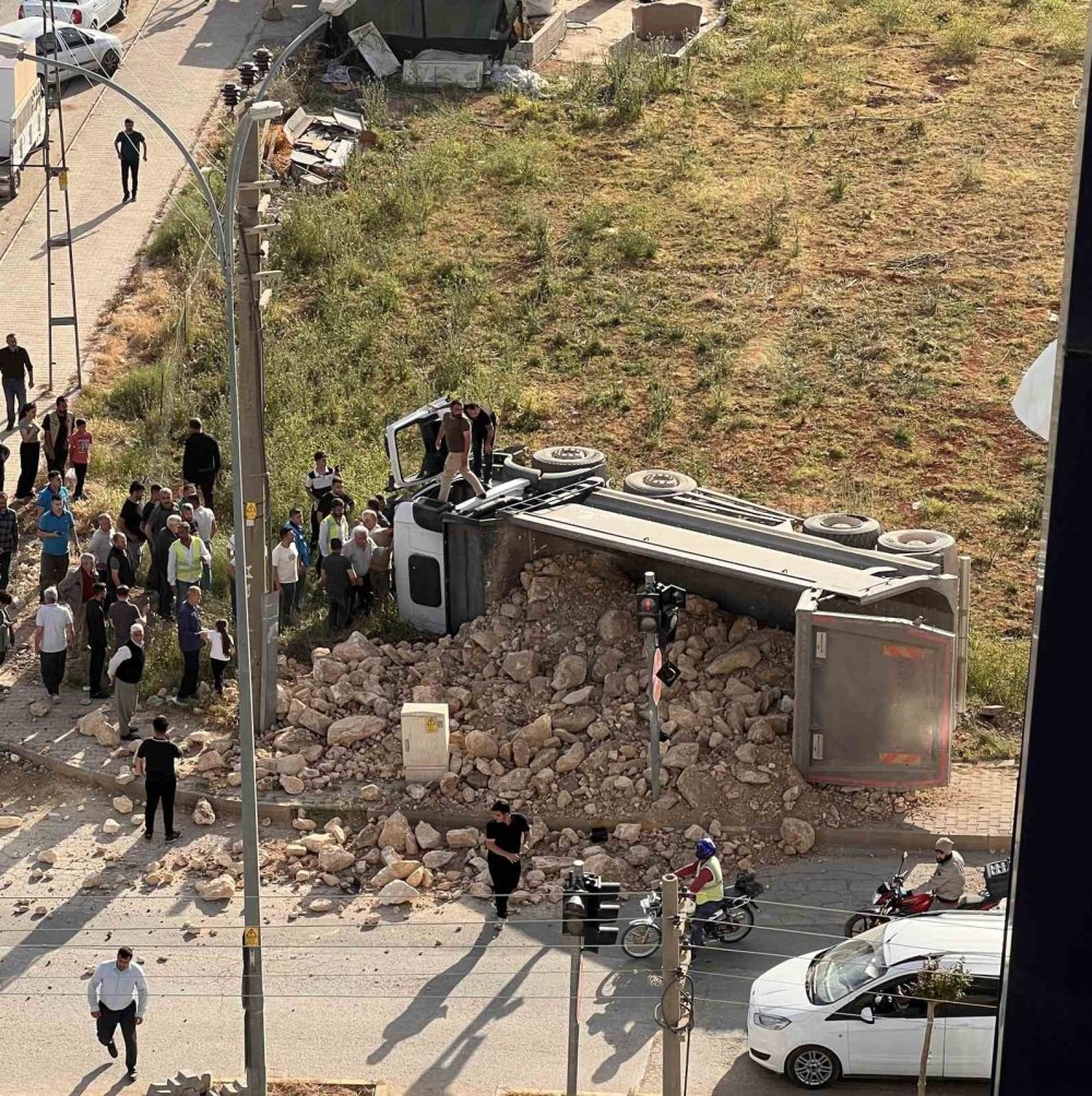 Adıyaman'da hafriyat yüklü kamyon devrildi: 1 yaralı