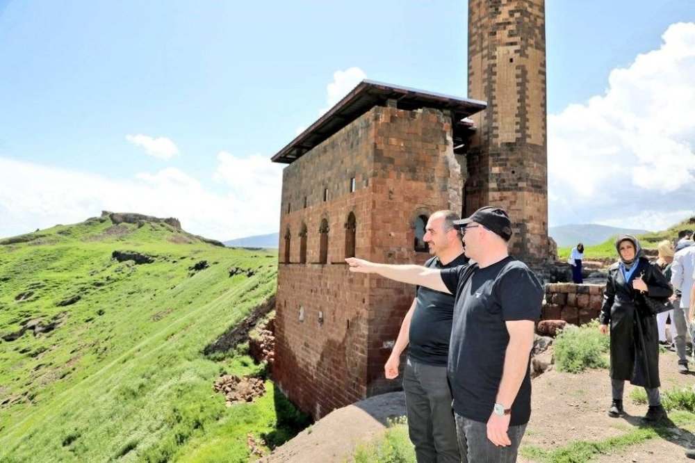 Ani Ören Yeri’nde sur içi yollarının yapımı devam ediyor
