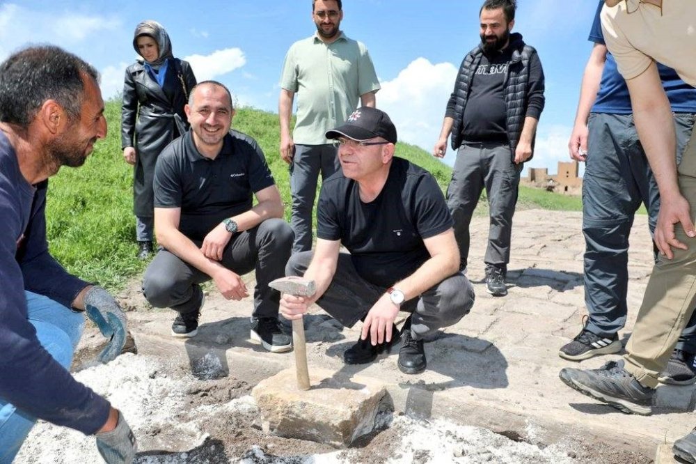 Ani Ören Yeri’nde sur içi yollarının yapımı devam ediyor