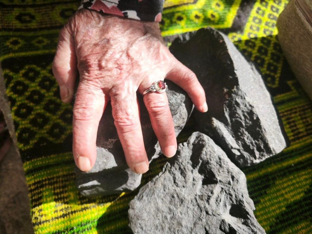 Anneler Günü hediyesi ’gökten’ indi: Bahçesine cisim düştü