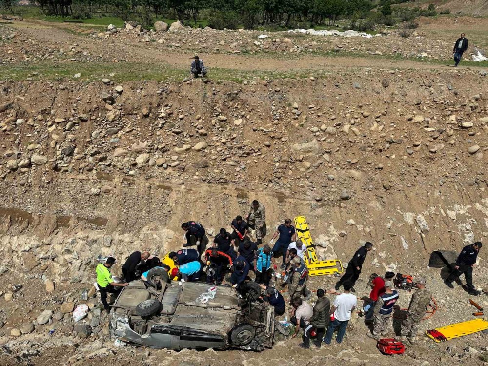 Bingöl’de otomobil dereye uçtu: 7 kişi yaralandı