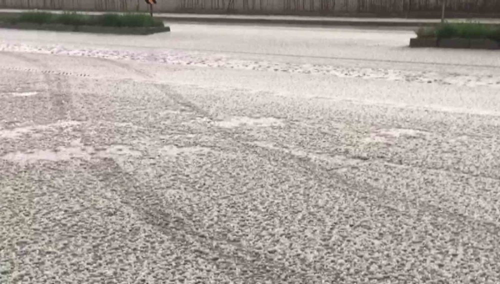 Dolu yağışı Kars’ı beyaza bürüdü