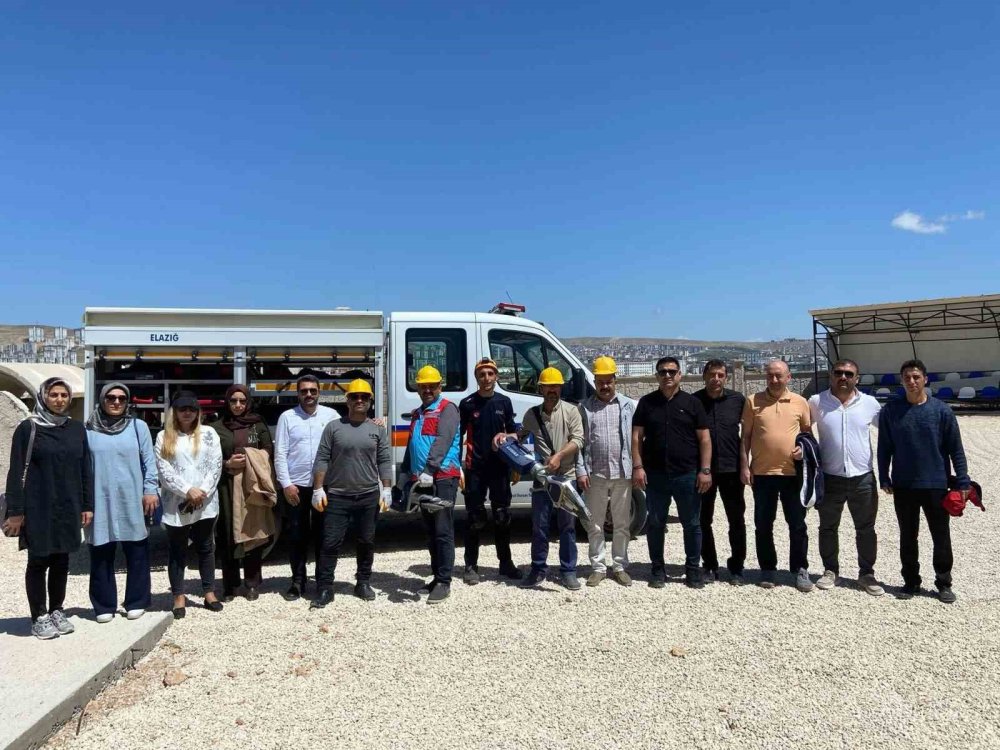 Enkazda arama ve kurtarma eğitimi sürüyor