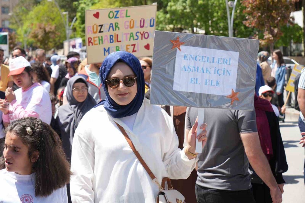 Muş’ta özel bireyler için farkındalık yürüyüşü yapıldı