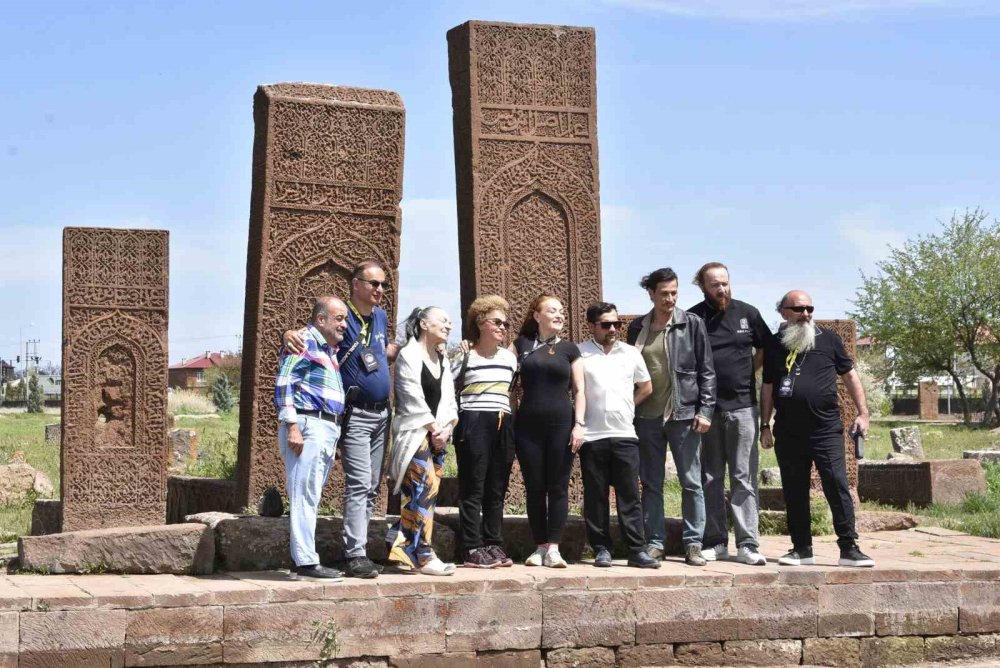 Tarihi Selçuklu Mezarlığı’na ünlü akını