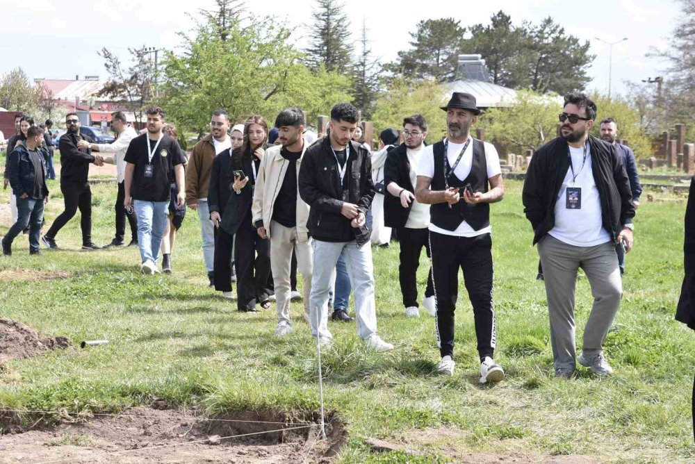 Tarihi Selçuklu Mezarlığı’na ünlü akını