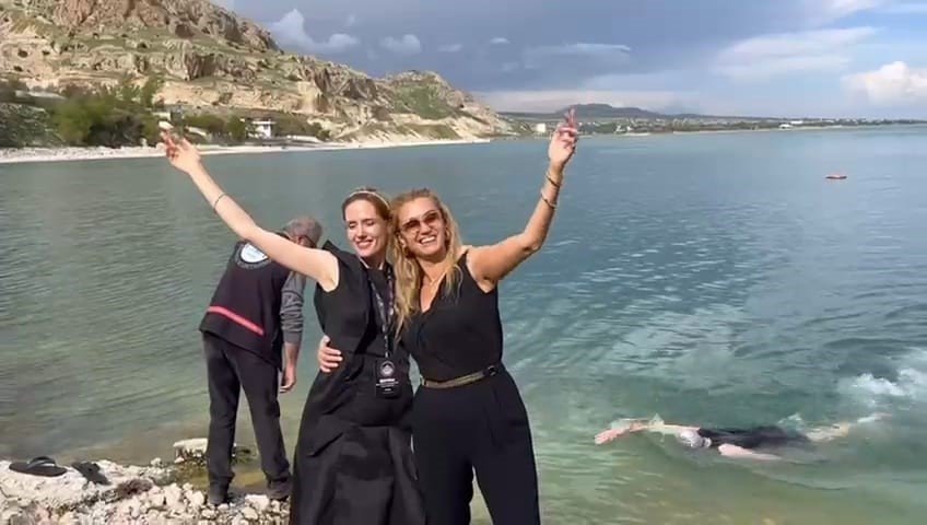 Wilma Elles ve Tuşba Özay Van Gölü’ne girdi