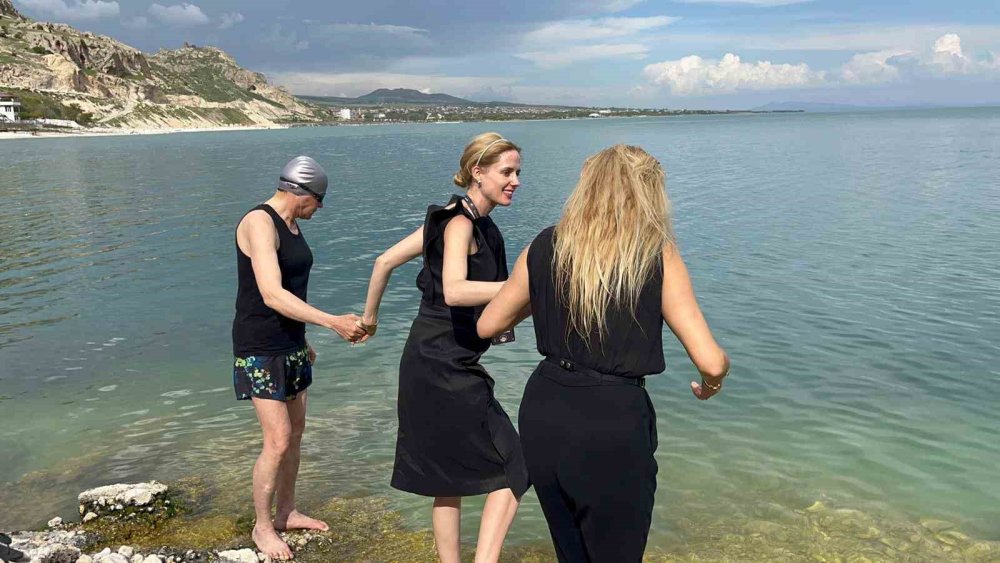 Wilma Elles ve Tuşba Özay Van Gölü’ne girdi