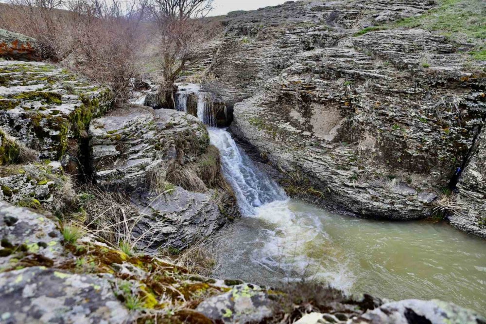 Bekiran Şelalesi baharda güzelliğiyle mest ediyor