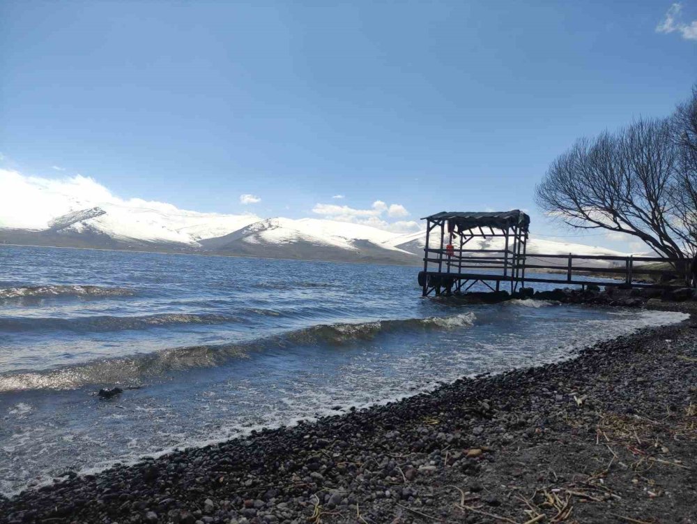 Çıldır Gölü’ndeki buz tabakası tamamen çözüldü