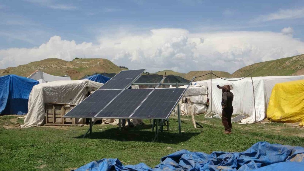 Yaylada kalan göçerler peynir üretiyor