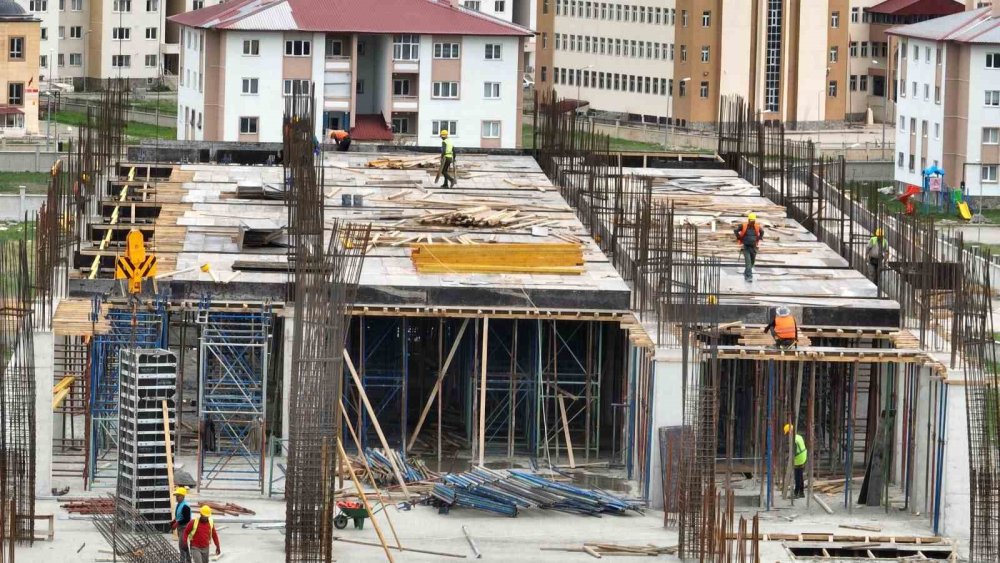 Ağrı’da Kadın Doğum ve Çocuk Hastanesi inşaatı devam ediyor