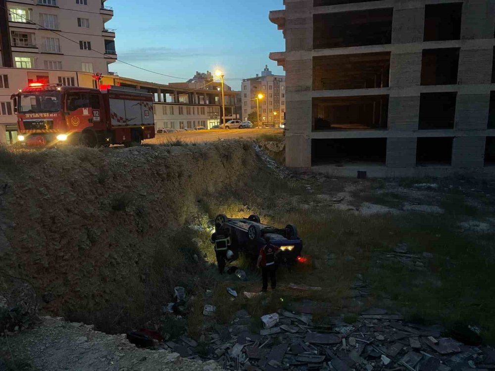 Artuklu'da devrilen otomobilin sürücüsü yaralandı