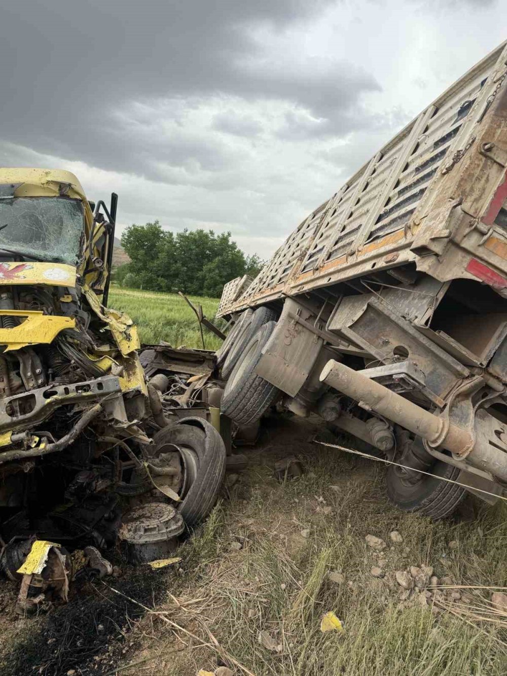 Batman’da tır şarampole yuvarlandı: 2 yaralı