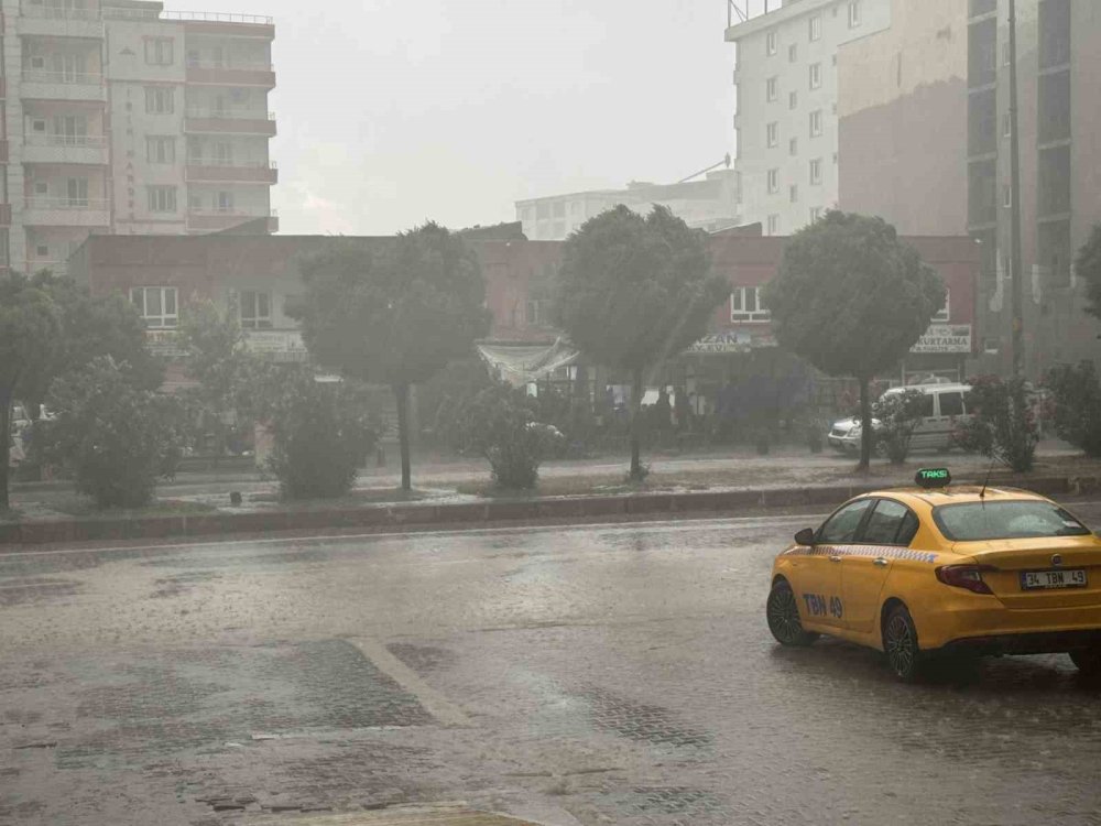 Dolu yağışı balkon kapısını mermi gibi deldi